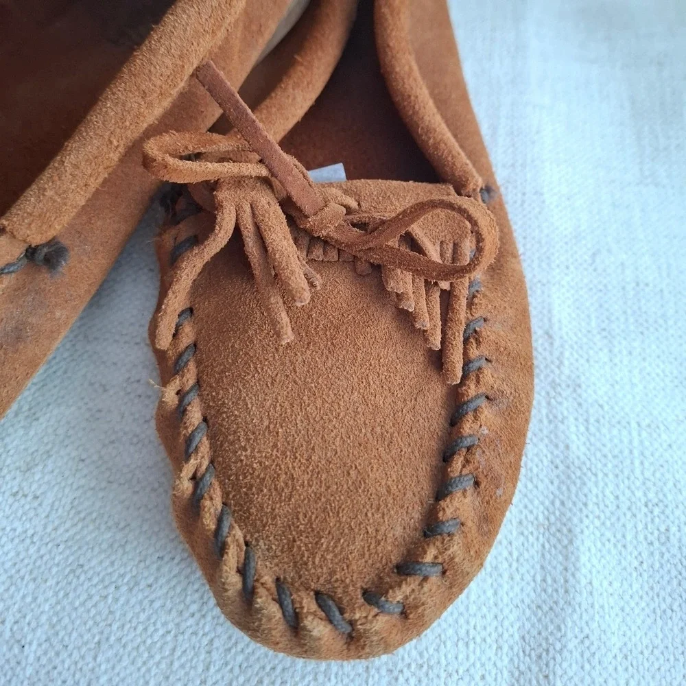 Minnetonka Suede Moccasins Kilty Hardsole Big Kids Size 4 -- Boho Indie Natural